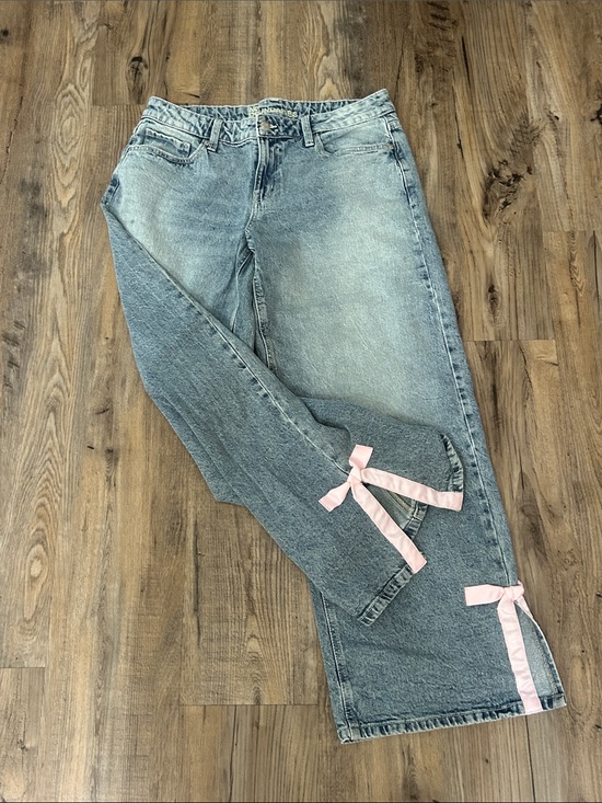 No Boundaries Denim - No Boundaries Light Wash Barrel  Jeans with Pink Bow Accents